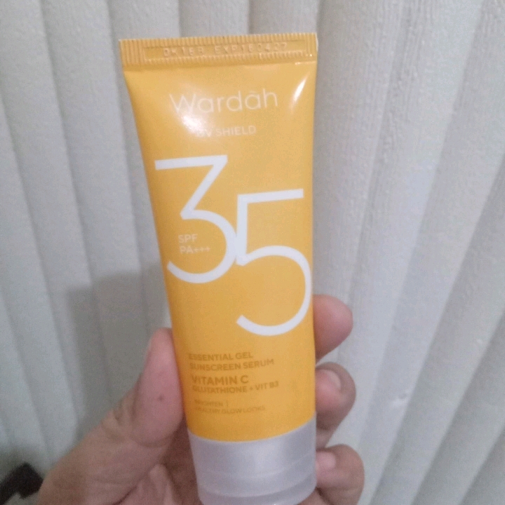 UV Shield Essential Sunscreen Gel SPF 35 PA +++ - Reformulation in July 2023 imgfdn-208a5bcc-67e4-443a-9a22-bae756d642dc