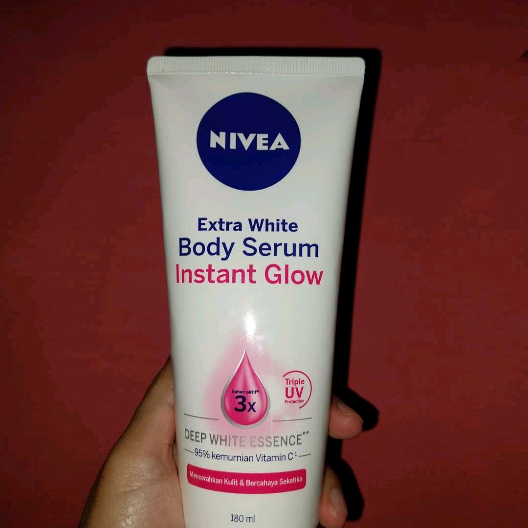 Extra White Instant Glow Body Serum imgfdn-480e09ac-8d05-4924-88f1-6507ef3df3f8
