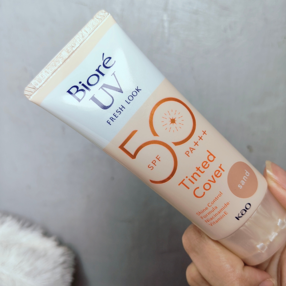UV Fresh Look Tinted C SPF50 - Sand imgfdn-b412c669-bd56-41b6-8e0a-83cd835f20d0