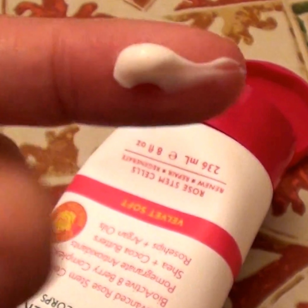 1000 Roses Velvet Soft Body Butter imgfdn-d5b5bdb9-345d-4200-8603-7b614eaef914