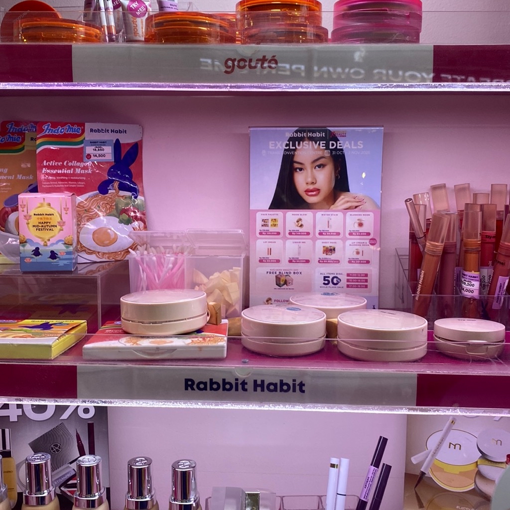 Moon Glow 2-in-1 Cushion Foundation & Concealer - Beige Foundation and Vanilla Concealer imgfdn-5031b314-d54c-45eb-893d-bea739d9e3a9