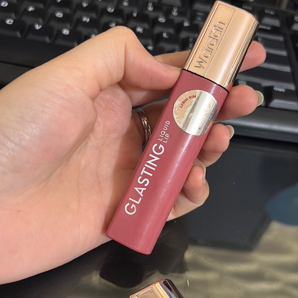 Glasting Liquid Lip - 05 Glazing Berry imgfdn-6c4651d1-a7b1-4631-ad5d-341ab0ec1959