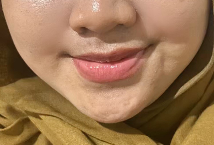 Glass Glow Tinted Lip Balm - Pink Punch imgfdn-38bbb2b4-a4a8-4648-a4ae-1a24e71bc925