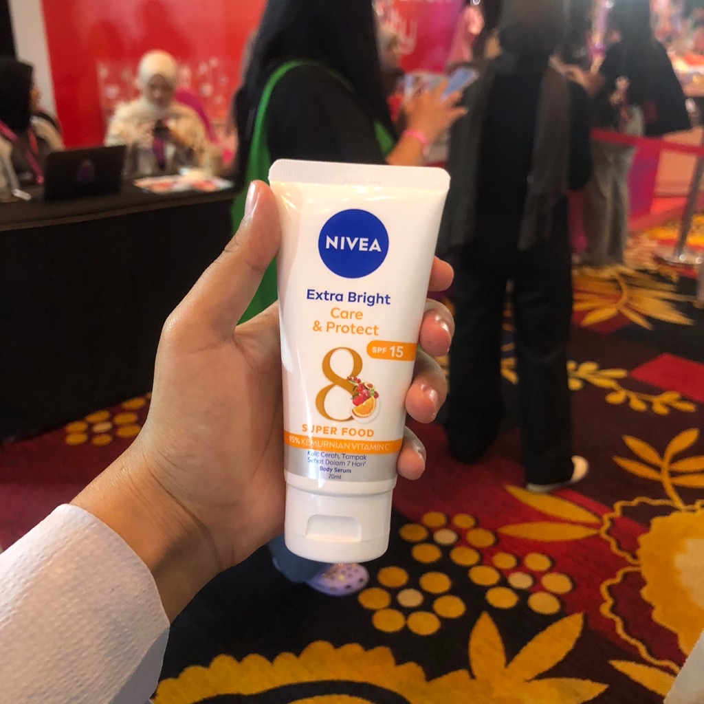 Extra Bright Velvet Romance Premium Fragrance Body Serum imgfdn-7343fae9-4ef1-4fa6-921a-ad4b5a443949