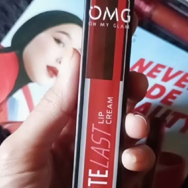 Oh My Glam Matte Kiss Lip Cream - 12 Scarlet imgfdn-5646ae24-e2be-4d83-9705-6abb86dd3f5b