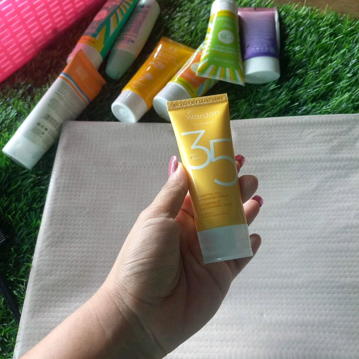UV Shield Essential Sunscreen Gel SPF 35 PA +++ - Reformulation in July 2023 imgfdn-816c65f3-8ed4-4225-9f10-11459d8de579