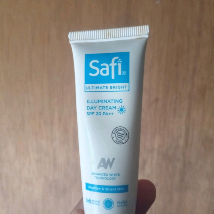 Ultimate Bright Illuminating Day Cream SPF 20 PA ++ imgfdn-65782a7c-f571-4519-af87-f91cbe73a13b