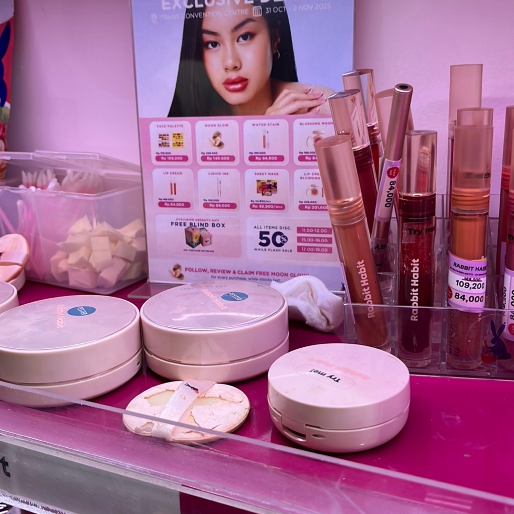 Moon Glow 2-in-1 Cushion Foundation & Concealer - Beige Foundation and Vanilla Concealer imgfdn-57ea447e-74fa-4747-8891-dce5541e9778