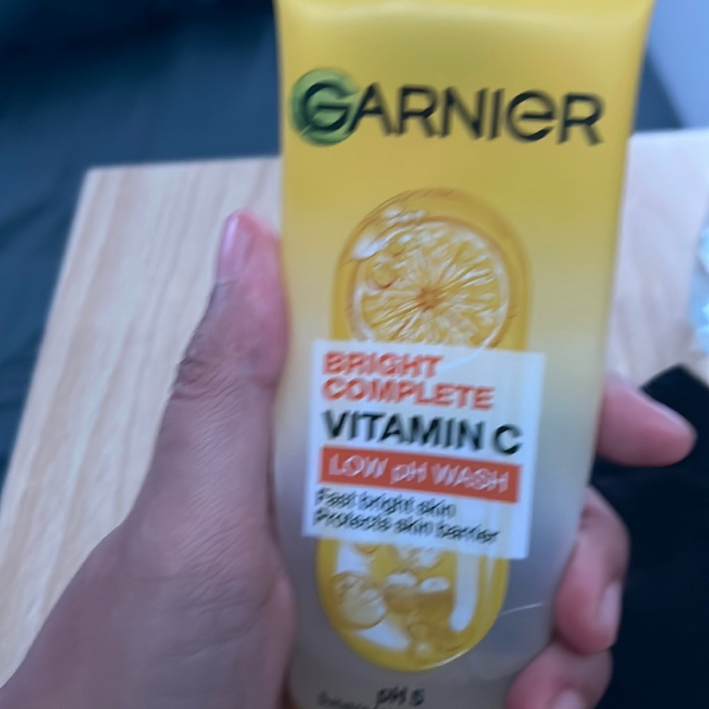 Bright Complete Brightening Face Wash Scrub imgfdn-7a711260-f58a-4664-abc1-155fb73f12b9