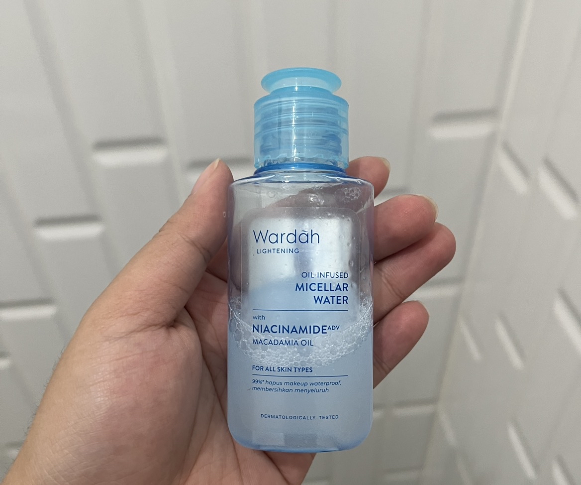 Lightening Oil-Infused Micellar Water imgfdn-45c0eafa-b224-4cc4-b876-6976a00a4d5b