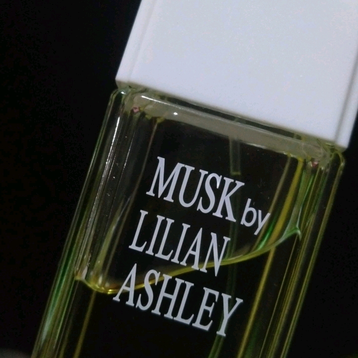MUSK by Lilian Ashley - White imgfdn-0a3b4f24-e807-4f55-894d-5513600831ba