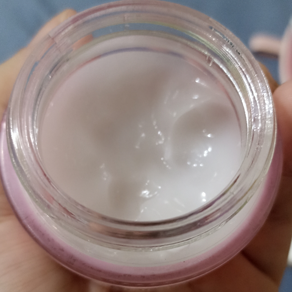 Sakura Glow Water Gel Moisturizer imgfdn-f856bd14-73b4-4e2a-a5ab-4bb4e7201f72