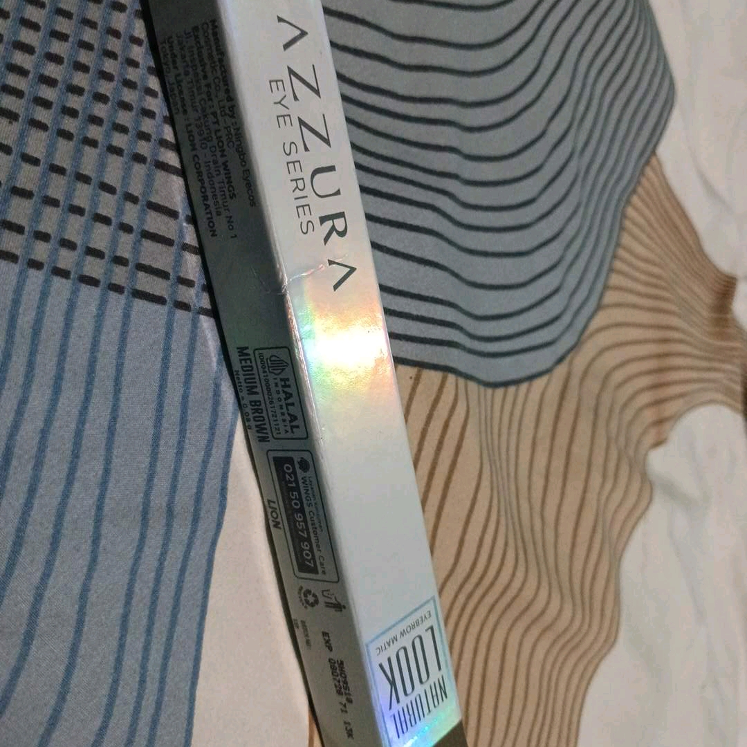 Natural Look Eyebrow Matic - Medium Brown imgfdn-5cb6bde6-34dc-419b-a274-36fa909719b2