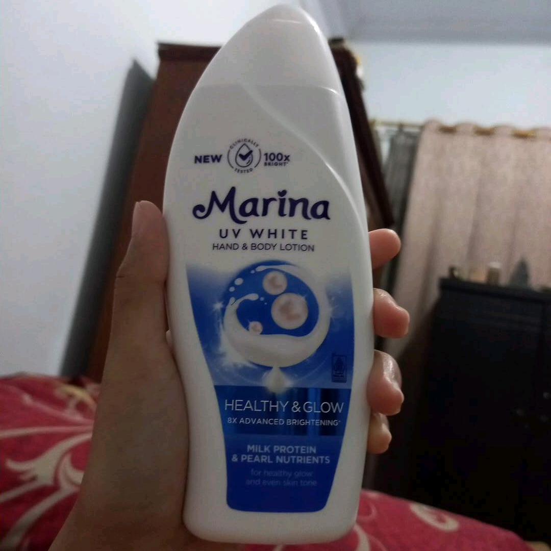 UV White Healthy & Glow Lotion imgfdn-4fb3e09b-2439-4d0c-8622-910433fb3714