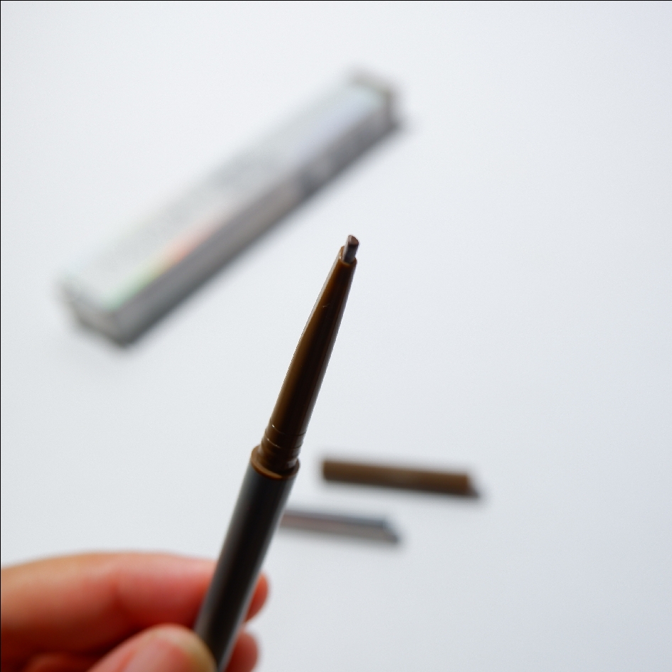 Natural Look Eyebrow Matic - Medium Brown imgfdn-8ce88162-6ea0-494d-8e84-994b1e829f97