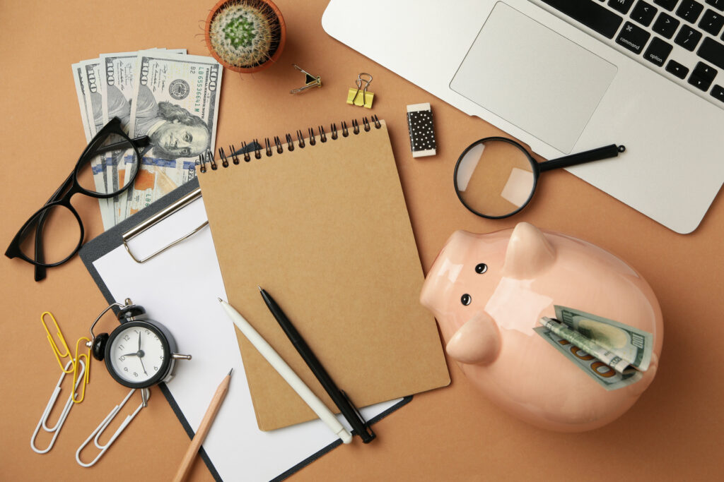circlemagazine-circledna-concept-of-financial-planning-with-piggy-bank-on-table