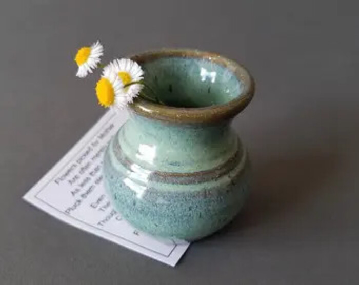 25 Unique Christmas Gift for Grandma that Warm Her Heart 48 Christmas Gifts for Grandma - Mini vase
