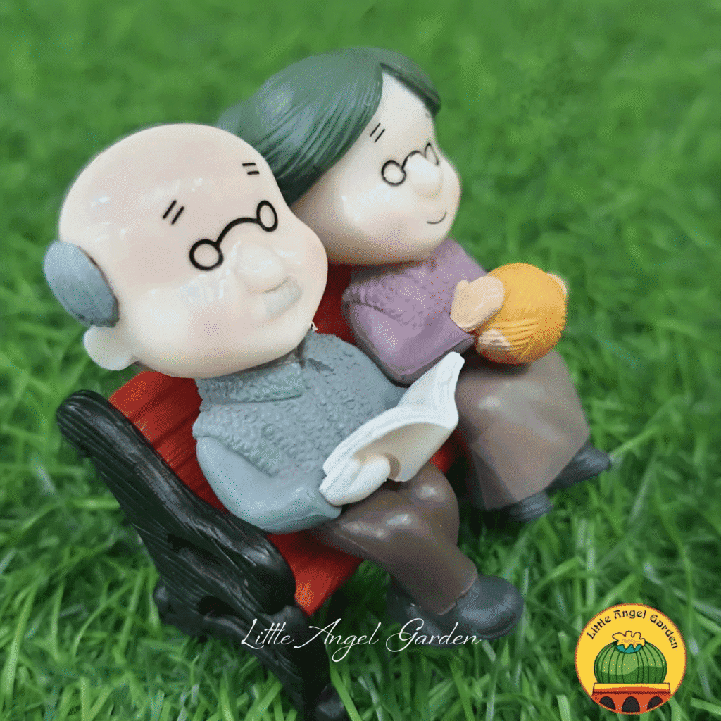 Tiểu cảnh cặp đôi ông bà ngồi ghế | littleangelgarden.vn
