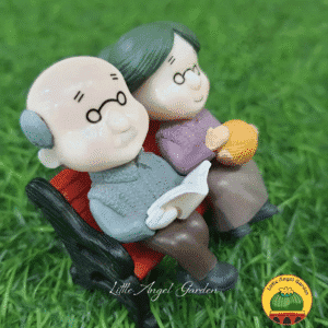 Tiểu cảnh cặp đôi ông bà ngồi ghế | littleangelgarden.vn