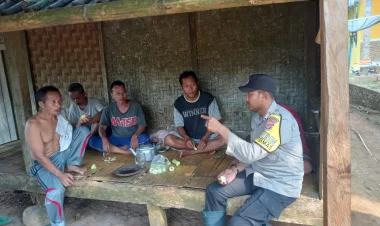 Sambang Wilayah, Bhabinkamtibmas Polsek Carita Terima Curhatan Warga