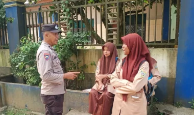 Sambangi Anak Sekolah, Polsek Menes Berikan Motivasi Belajar