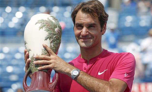 Roger Federer, of Switzerland, holes the Rookwood Cup after defeating Novak Djokovic, of Serbia, in the men's final of the Western & Southern Open tennis tournament. (Photo: AP) Roger Federer, of Switzerland, holes the Rookwood Cup after defeating Novak Djokovic, of Serbia, in the men's final of the Western & Southern Open tennis tournament. (Photo: AP)