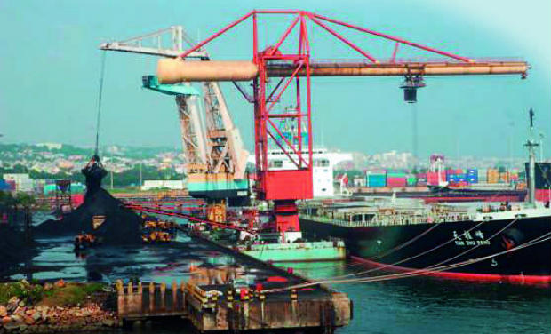 Vedanta Group firm Sterlite Industries has served a notice to Vishakhapatnam Port for terminating pact. Vedanta Group firm Sterlite Industries has served a notice to Vishakhapatnam Port for terminating pact.