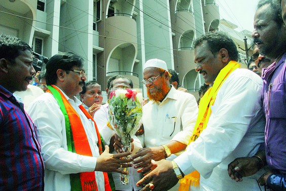 TD activists offer flower bouquet to BJP leaders near the residence of BJP state president, K. Haribabu. TD activists offer flower bouquet to BJP leaders near the residence of BJP state president, K. Haribabu.