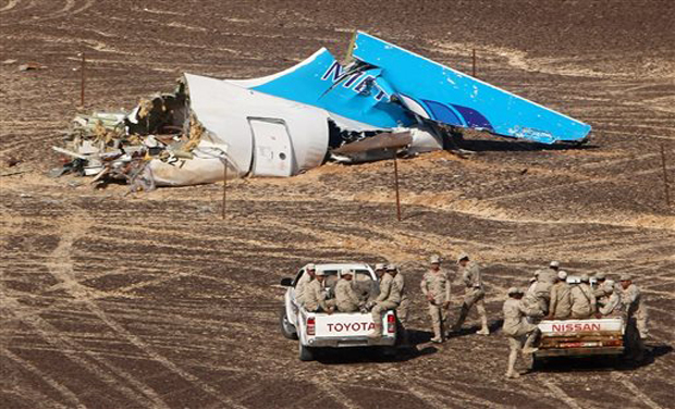 In this photo provided by Russian Emergency Situations Ministry, Egyptian Military on cars approach a plane's tail at the wreckage of a passenger jet bound for St. Petersburg in Russia that crashed in Hassana (Photo: AP) In this photo provided by Russian Emergency Situations Ministry, Egyptian Military on cars approach a plane's tail at the wreckage of a passenger jet bound for St. Petersburg in Russia that crashed in Hassana (Photo: AP)
