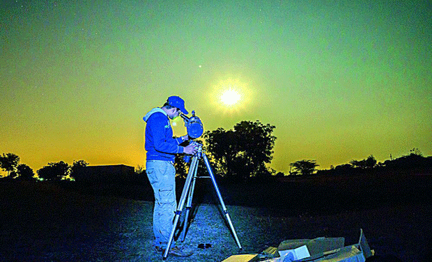 Comet hunting: Neil Ghosh sets up his telescope on Thursday evening in the fields of Nazeebnagar village to spot Lovejoy Comet hunting: Neil Ghosh sets up his telescope on Thursday evening in the fields of Nazeebnagar village to spot Lovejoy