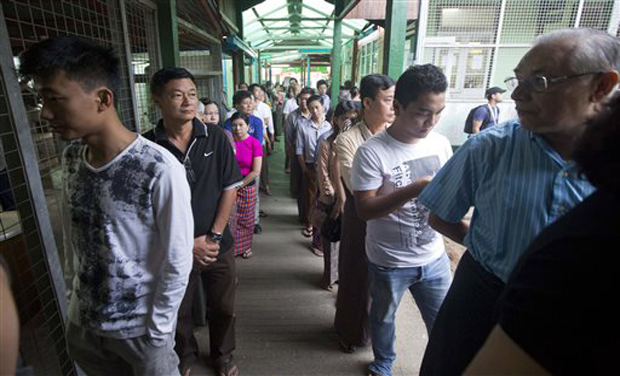 Citizens line up to vote at a polling station where Myanmar's National League for Democracy party leader Aung San Suu Kyi will vote in Yangon (Photo: AP) Citizens line up to vote at a polling station where Myanmar's National League for Democracy party leader Aung San Suu Kyi will vote in Yangon (Photo: AP)