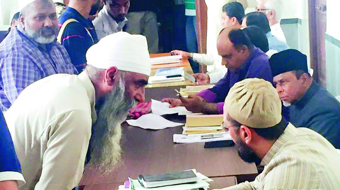 An elderly Sikh gentleman airs his grievance to MIM president Asaduddin Owaisi at Darussalam, the party headquarters, in Hyderabad on Tuesday. (Photo: DC) An elderly Sikh gentleman airs his grievance to MIM president Asaduddin Owaisi at Darussalam, the party headquarters, in Hyderabad on Tuesday. (Photo: DC)