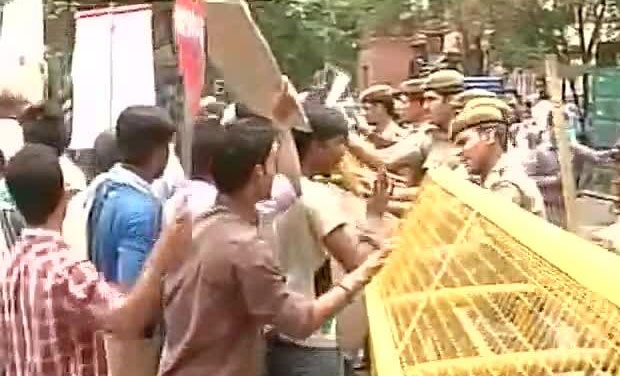 DU FYUP tussle : Scuffle between AISA protesters and Delhi Police. (Photo: ANI Twitter) DU FYUP tussle : Scuffle between AISA protesters and Delhi Police. (Photo: ANI Twitter)