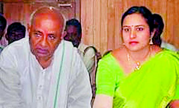 Bhavani Revanna, wife of former minister H.D. Revanna with H.D. Deve Gowda in a file photo. Bhavani Revanna, wife of former minister H.D. Revanna with H.D. Deve Gowda in a file photo.