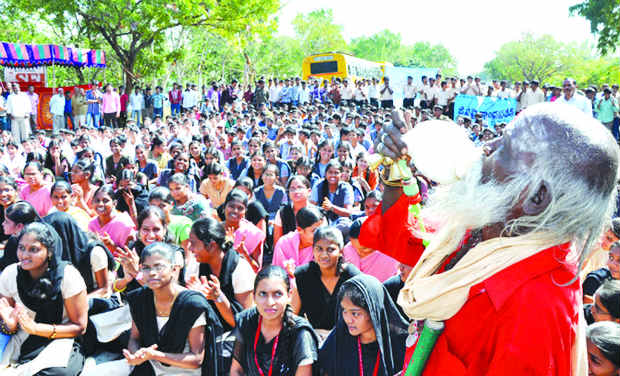 Students of Sri Krishnadevaraya University JAC stage a rasta roko on NH 204, at the main gate of varsity in Anantapur on Thursday against introduction of AP Reorganisation Bill 2013 in the state Assembly. -DC Students of Sri Krishnadevaraya University JAC stage a rasta roko on NH 204, at the main gate of varsity in Anantapur on Thursday against introduction of AP Reorganisation Bill 2013 in the state Assembly. -DC