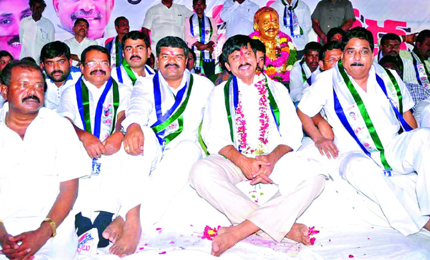 YSRC MP P. Srinivasa Reddy sits on two-day hunger strike in Khammam demanding 4,000 2BHK houses per Assembly segement on Monday. (Photo: DC) YSRC MP P. Srinivasa Reddy sits on two-day hunger strike in Khammam demanding 4,000 2BHK houses per Assembly segement on Monday. (Photo: DC)