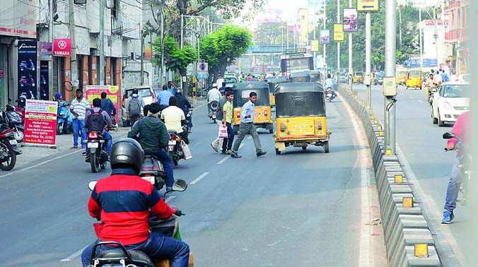 A pedestrian shows his hand towards the oncoming vehicle, thus risking his life and that of others. (Photo: DC) A pedestrian shows his hand towards the oncoming vehicle, thus risking his life and that of others. (Photo: DC)