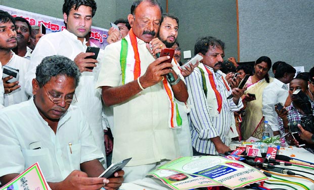 PCC president N. Raghuveera Reddy, along with a few Congress leaders, sends SMSes to TD and BJP leaders seeking immediate grant of the special category status to AP in Visakhapatnam on Wednesday. (Photo: DC) PCC president N. Raghuveera Reddy, along with a few Congress leaders, sends SMSes to TD and BJP leaders seeking immediate grant of the special category status to AP in Visakhapatnam on Wednesday. (Photo: DC)