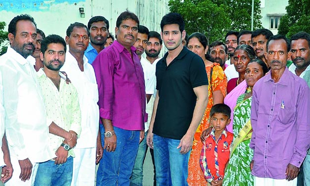 Mahesh Babu surrounded by Siddhapuram residents Mahesh Babu surrounded by Siddhapuram residents