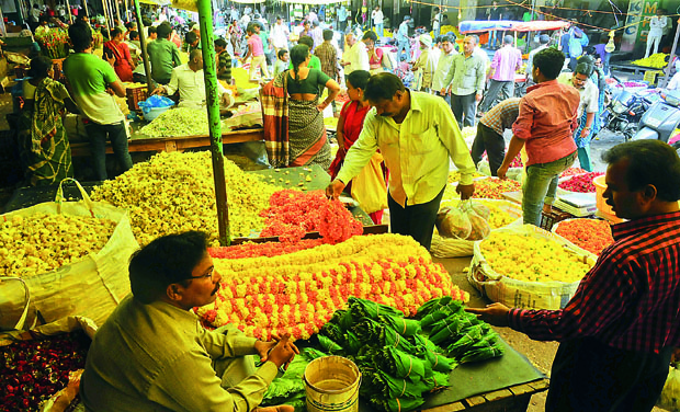 Flower traders are making most of the Bathukamma celebrations. In Hyderabad alone, the flower traders are raking in an average business of Rs 2 crore each day. (Photo: DC) Flower traders are making most of the Bathukamma celebrations. In Hyderabad alone, the flower traders are raking in an average business of Rs 2 crore each day. (Photo: DC)