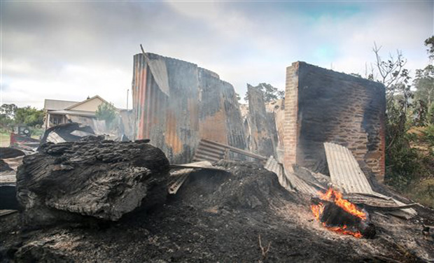 Houses razed by wildfire in Australia (Photo: AP) Houses razed by wildfire in Australia (Photo: AP)