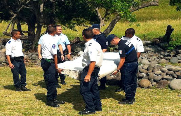 Police and gendarmes carry a piece of debris from an unidentified aircraft found in the coastal area of Saint-Andre de la Reunion, in the east of the French Indian Ocean island of La Reunion (Photo: AFP) Police and gendarmes carry a piece of debris from an unidentified aircraft found in the coastal area of Saint-Andre de la Reunion, in the east of the French Indian Ocean island of La Reunion (Photo: AFP)