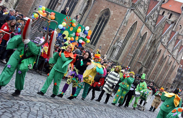 The parade in Braunschweig is the largest in northern Germany at more than 6,5 kilometres in length. Over 40 groups of musicians and 1800 Entertainers (Photo: http://m.braunschweig.de) The parade in Braunschweig is the largest in northern Germany at more than 6,5 kilometres in length. Over 40 groups of musicians and 1800 Entertainers (Photo: http://m.braunschweig.de)