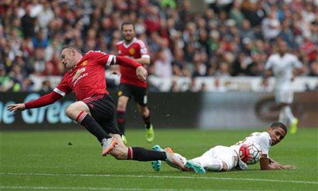 Swansea City's Kyle Naughton, right, competes for the ball with Manchester United's captain Wayne Rooney during the English Premier League soccer match between Swansea City and Manchester United at the Liberty Stadium in Swansea. (Photo: AP) Swansea City's Kyle Naughton, right, competes for the ball with Manchester United's captain Wayne Rooney during the English Premier League soccer match between Swansea City and Manchester United at the Liberty Stadium in Swansea. (Photo: AP)