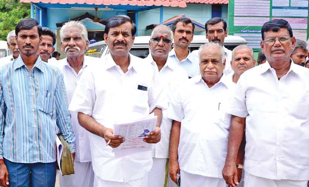 Thondamuthoor farmers came to Coimbatore collectorate on Monday to submit a petition to the collector on Monday. (Photo: DC) Thondamuthoor farmers came to Coimbatore collectorate on Monday to submit a petition to the collector on Monday. (Photo: DC)