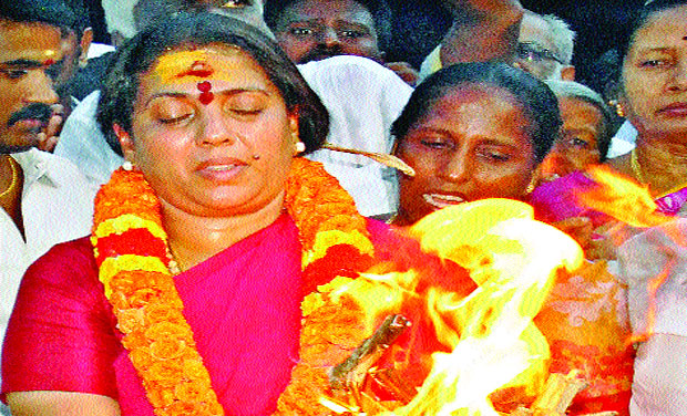 Gokula Indira carries a clay pot filled with burning sticks (thee chatti) at the Ponniamman temple in Kilpauk for the release of AIADMK chief J. Jayalalithaa. (Photo: DC) Gokula Indira carries a clay pot filled with burning sticks (thee chatti) at the Ponniamman temple in Kilpauk for the release of AIADMK chief J. Jayalalithaa. (Photo: DC)