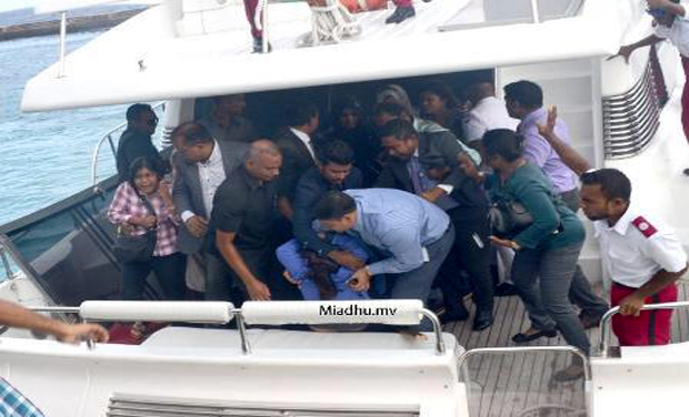 Aftermath of explosion on speedboat carrying Maldives president and first lady (Photo: Twitter) Aftermath of explosion on speedboat carrying Maldives president and first lady (Photo: Twitter)