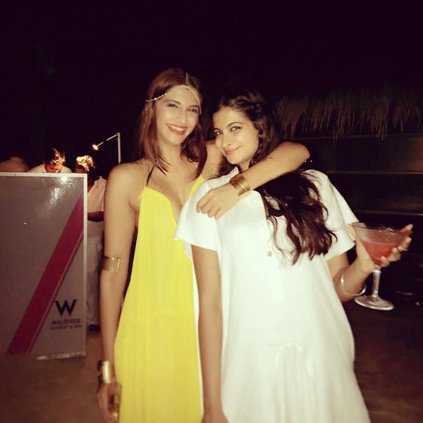 Sonam kapoor image in yellow dress Sonam kapoor image in yellow dress