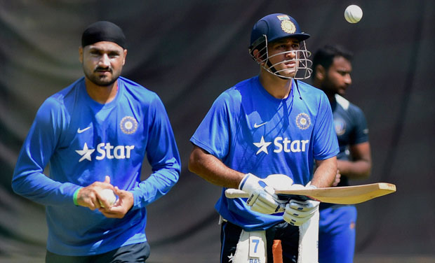 Ajit Agarkar believed the selection committee should look at Virat Kohli's performance as India's Test captain and take a call on Dhoni's future in the limited-overs cricket after the ongoing South Africa series. (Photo: PTI) Ajit Agarkar believed the selection committee should look at Virat Kohli's performance as India's Test captain and take a call on Dhoni's future in the limited-overs cricket after the ongoing South Africa series. (Photo: PTI)