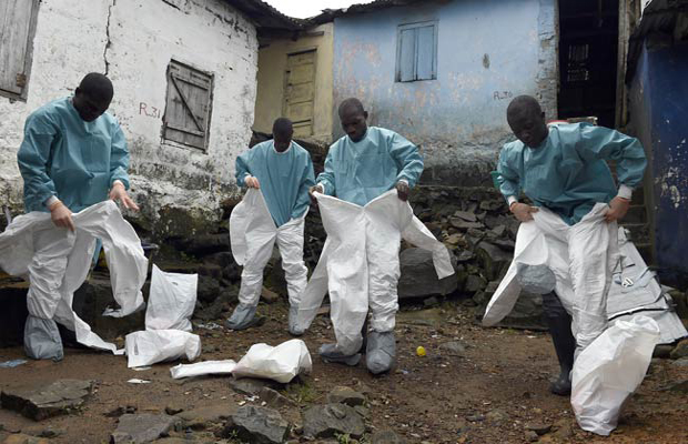 Medical staff members wear protective Ebola suits (Photo: AFP) Medical staff members wear protective Ebola suits (Photo: AFP)